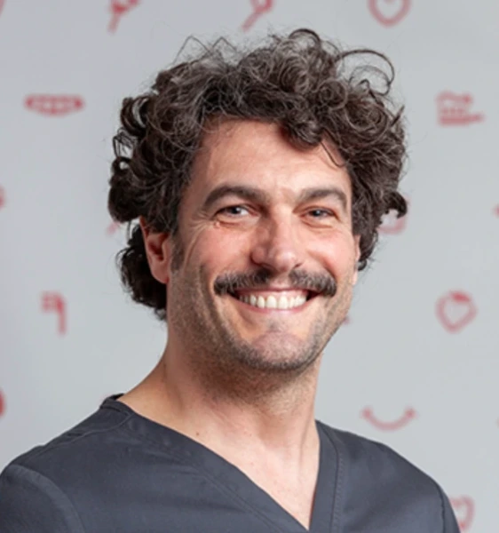Dr. Óscar Gómez, especialista en odontología y podoposturología